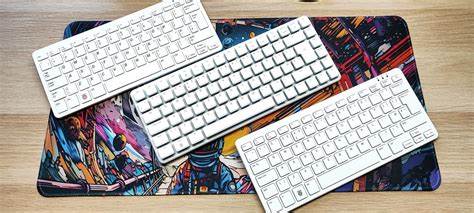 全面解析Raspberry Pi 500+的硬件配置与性能表现,重点探讨其独特的RGB机械键盘、内置256GB NVMe SSD存储以及16GB大容量内存,评估其在桌面计算领域的实际应用价值及市场定位。
