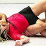 在IBJJF巴西柔术比赛中,Craig Jones的弟弟遭遇严重腿部骨折,事件引发全球关注。本文详细描述了事故经过、医疗救助以及对柔术安全的反思,为爱好者提供重要参考。

