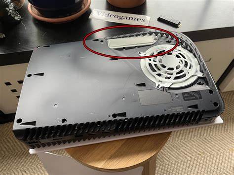 随着索尼最新推出的PlayStation 5数字版CFI-2116型号搭载容量缩减的SSD,游戏玩家们对于存储空间的忧虑逐渐加剧。本文深入解析此次缩水背后的原因、对用户体验的影响以及未来储存扩展建议,助力玩家明智选择心仪的次世代游戏主机。
