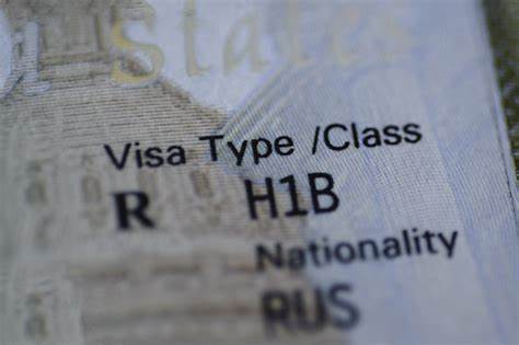 随着美国政府宣布将H-1B签证申请费用提升至10万美元,初创企业和中型公司正承受前所未有的压力。本文深入探讨此次费用上涨对美国科技创新、人才引进及经济竞争力的深远影响,分析行业专家观点及潜在应对策略。
