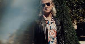 本文深入探讨了哲学家贾斯汀·史密斯-鲁伊通过迷幻药体验带来的深刻认知转变,并分析他为何呼吁哲学界重新审视意识状态的多样性,从而挑战传统哲学对现实与自我的理解。
