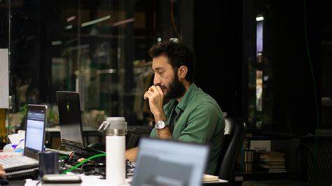 随着数字监控技术的发展,越来越多英国企业开始使用'老板软件'监控员工的工作行为,这引发了关于工作场所隐私和管理信任的广泛讨论。本文深入分析了英国企业广泛采用监控技术的现状、员工的反应以及监管机构的观点,探讨了数字化办公环境下平衡效率与隐私的挑战。
