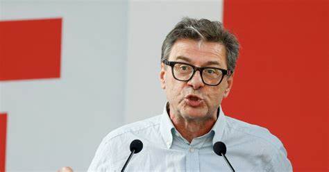 随着Banco BPM寻求与法国农业信贷集团旗下的意大利分部达成合作,意大利政府明确表示将施加多项条件以保护国家关键资产,并维护国内金融市场稳定。本文深入解析当前合作背景、意大利政府态度及未来金融格局可能的变化。
