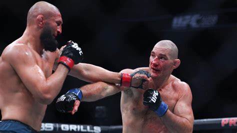 UFC中量级冠军肖恩·斯特里克兰在与哈姆扎特·奇马耶夫的比赛中受伤后,通过乔·罗根推荐的非手术治疗方法成功避免了手术,并加速了康复进程。本文详细探讨了这一康复过程及其对MMA格斗界的影响。
