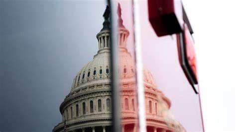 全面解析美国联邦政府停摆的成因、对联邦雇员和公共服务的影响、经济与社会后果,以及公众和利益相关方可采取的应对措施与长期观察要点
