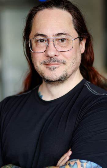 了解如何使用现代化设备进行酒店房间监控,包括隐蔽安装技术、安全防范建议及相关法律风险,帮助读者提高对监控设备的认知和防范意识。
