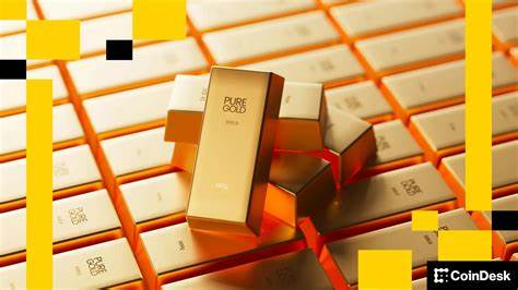 随着现货黄金冲破每盎司3800美元并创下历史纪录,代币化黄金市场规模快速攀升至接近30亿美元。文章深入剖析代币化黄金的运作机制、主要参与者、流动性激增背后的驱动因素,以及投资者在机遇与监管、托管和流动性风险之间如何权衡。
