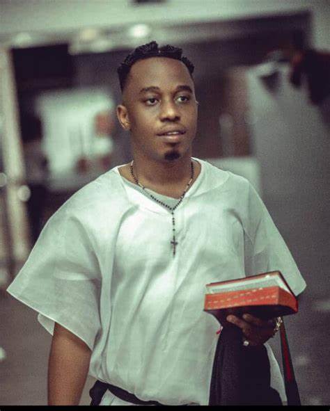 坦桑尼亚知名喜剧演员兼歌手斯坦·巴科拉以其最新单曲《Konde Love》再次吸引了众多音乐爱好者的关注。该曲融合了时尚的bongo fleva音乐风格,展现了斯坦·巴科拉多才多艺的一面,成为东非音乐市场的一股新鲜力量。本文深入介绍了歌曲的背景、制作团队及其对坦桑尼亚音乐文化的影响。
