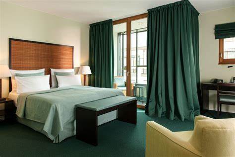 介绍位于柏林市中心Gendarmenmarkt附近的Clipper Boardinghouses公寓,涵盖房型特色、交通与周边景点、长住与短住优势、宠物友好服务、预订与到达流程等实用信息,帮助旅客在柏林规划更舒适高效的住宿体验。
