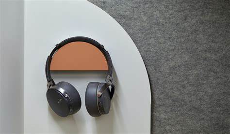 耳机作为现代生活中不可或缺的电子设备,其发展历程跨越了百年历史。从最初为戏剧爱好者设计的早期设备,到如今无线蓝牙技术的广泛应用,耳机经历了多个阶段的技术革新与形式变迁,深刻影响了人们的生活方式和文化体验。本文全面解析耳机的发展轨迹及其在不同历史时期的重要突破。
