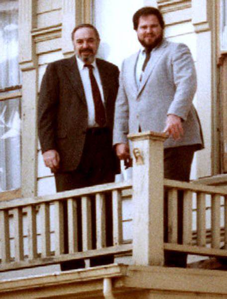 回顾1987年MicroTimes对圣克鲁兹公司创始人道格与拉里·米切尔的访谈,解析SCO与XENIX在PC多用户时代的战略、技术与市场影响,揭示UNIX在个人计算机演进中的角色与启示。
