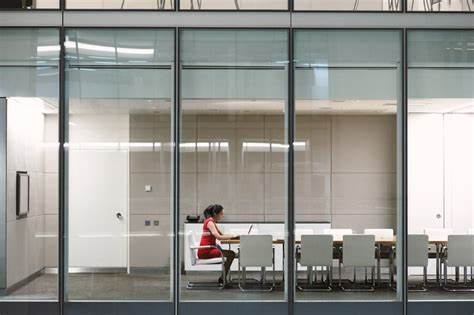 随着疫情逐渐缓解,企业和员工的工作模式正在经历重大变革。然而,回归办公室的步伐却并非一帆风顺。本文深入探讨回归办公室的热潮为何逐渐减缓,解析其背后的原因和未来趋势。
