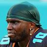 探讨Tyreek Hill在对阵纽约喷气机队时遭遇的严重膝盖受伤,包括手术情况、康复进展及其对2025赛季和2026赛季的影响,分析其职业生涯前景和球队战略调整。
