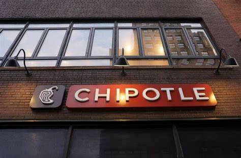 Chipotle Mexican Grill计划于2026年进入亚洲市场,选择韩国和新加坡作为首发阵地,借助与韩国SPC集团的合资模式开设墨西哥风味卷饼餐厅,彰显其全球扩张雄心并捕捉多元化消费者需求。该举措不仅丰富了亚洲快餐市场,也反映出美国餐饮品牌在全球化趋势下的创新路径。
