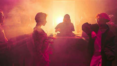 探讨在开发过程中采用生成式 AI 自动生成代码时,如何通过概率、影响与可检测性三维风险评估来决定信任程度与审查力度,并提供可落地的减缓措施与实践建议,帮助团队在提速与保障质量之间取得平衡。
