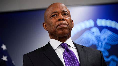 前证券交易委员会官员公开指责知名对冲基金经理比尔·阿克曼,批评其建议纽约市市长埃里克·亚当斯在Polymarket平台下注安德鲁·库莫选举赔率的提议,指出此举违反相关法律,涉嫌内幕交易风险,引发市场监管和公众的广泛关注。
