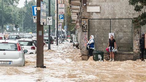 近期意大利北部遭受严重暴雨袭击,导致多地洪水泛滥并引发严重安全问题。一名德国游客在洪水中失踪,经过长时间搜救遗憾遇难。多地展开大规模紧急疏散行动以保障民众安全,暴雨对交通、生活造成深远影响。本文深入剖析事件经过、救援情况及未来防灾建议。
