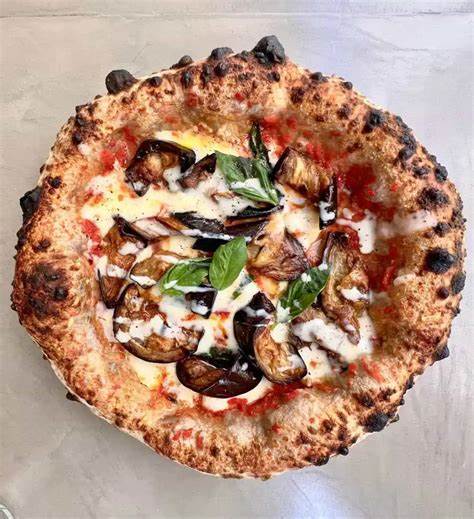 马德里作为西班牙的文化和美食中心,不仅拥有丰富的传统西班牙美味,还能找到多样化的国际美食,尤其是披萨。本文深入介绍了马德里最值得一试的14家披萨店,包括正宗的拿波里披萨、厚实的阿根廷披萨以及风味独特的罗马风格披萨,帮助披萨爱好者们轻松找到心仪的味道与理想的用餐地点。配合实用的免费地图,让你的美食之旅更加便捷顺畅。
