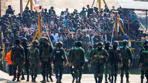 探讨东南亚地区特别是泰国和缅甸边境的网络诈骗产业,揭示被诱骗入职的受害者如何陷入诈骗中心,分析背后的跨国犯罪团伙及其运作模式,呼吁加强国际合作打击此类人口贩卖和电信诈骗犯罪。
