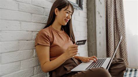 随着信用卡债务不断攀升,许多人面临巨大的还款压力和财务困境。掌握有效的债务管理技巧对于维护财务健康至关重要。20%法则作为一种简单且科学的预算策略,帮助消费者合理分配收入,控制债务,实现财务目标。本文深入探讨这一理财秘诀的具体运用及其对于信用卡债务管理的重要作用。
