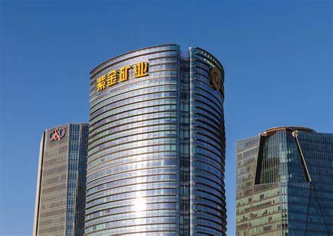 紫金黄金国际作为中国矿业巨头紫金矿业的全资子公司,近期在香港市场成功启动今年第二大规模的首次公开募股。此次IPO不仅展现了矿业股在全球投资者中的受欢迎程度,也反映了黄金价格持续攀升背景下,投资安全性的巨大需求。紫金黄金的上市不仅对行业未来发展产生深远影响,也为国际资本布局提供了新方向。
