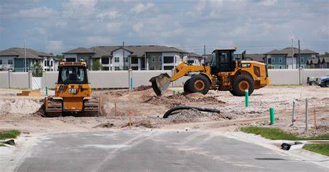 美国住房市场因高企的抵押贷款利率和供应紧张问题,预计将在未来几年继续维持疲软状态,房地产专家普遍看淡短期内的市场复苏。
