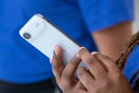 随着智能手机安全威胁不断升级,苹果公司通过最新推出的iPhone安全技术Memory Integrity Enforcement(MIE),成功增强了设备对间谍软件攻击的抵御能力,大幅提升用户隐私保护水平,加固了iPhone作为市场上最安全智能设备的地位。
