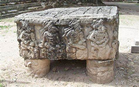 探讨宏伟的玛雅祭坛上的手势符号,揭示其可能记载的长计历日期及其在玛雅文明中更深层次的意义,揭开远古文字之外的神秘密码。
