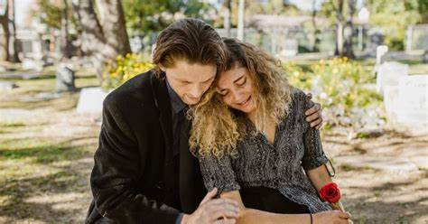 深入解析"照料与结盟"作为第四种生存策略在心理创伤应对中的重要作用,揭示其生物学机制与现实意义,帮助人们理解并释放创伤带来的羞耻感,实现身心的自我疗愈。
