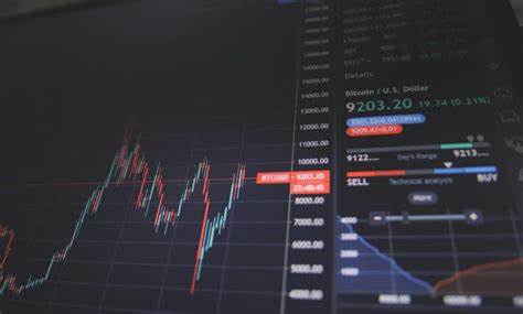 在美联储主席鲍威尔即将发表重要讲话之际,道琼斯工业平均指数、标准普尔500指数和纳斯达克综合指数均维持在接近历史高点的位置,市场对货币政策走向和科技板块的表现保持高度关注,投资者情绪复杂多变。
