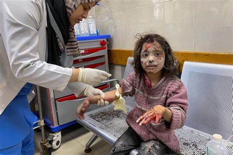 基于英国医学杂志(BMJ)发布的数据分析,本文梳理了加沙冲突中平民外伤的类型与严重程度,比较了与伊拉克和阿富汗美军伤情的异同,探讨医疗体系崩溃、长期康复、心理创伤与国际人道法方面的影响,并提出切实的医疗与政策建议。
