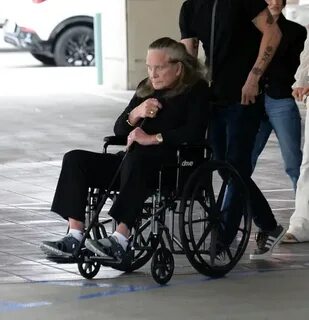 探讨奥兹·奥斯本起诉脊柱手术医生的法律纠纷,分析手术失误对其健康和职业生涯的影响,以及音乐界对这一事件的反应。
