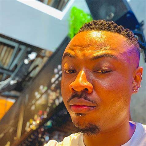 对威尔默·阿科斯塔(Wilmer Acosta)2024年诗集《Atentados del espejo》及其与插画艺术家Verso Lidio在社交媒体上互动的深入解读,关注文本与视觉的互文关系、出版背景与当代拉美诗歌的文化语境,帮助读者了解为何这部短而密实的诗集在文学与艺术圈内引发关注。
