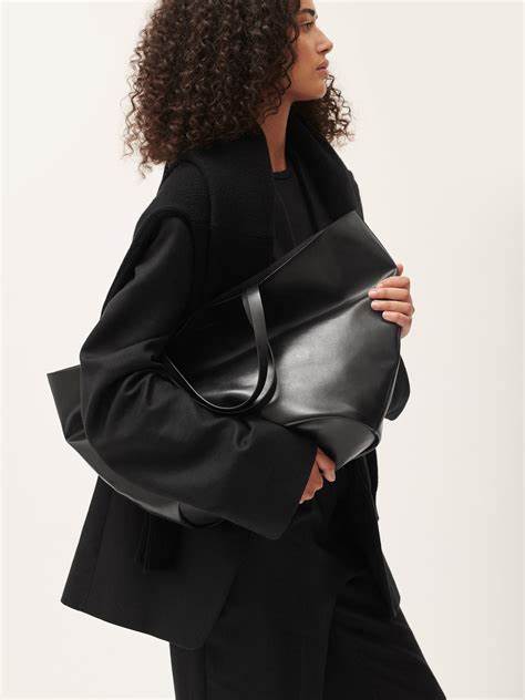 Natural Fiber Welding公司近期宣布将逐步停业,尽管其开发的Mirum植物皮革技术备受行业关注。本文深入探讨了这家致力于可持续天然纤维技术企业的发展历程、停业背景及其对未来绿色材料产业的启示。
