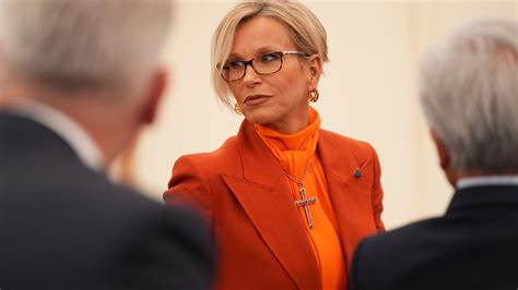 伦敦制药巨头葛兰素史克(GSK)宣布首席执行官Emma Walmsley将于年底卸任,接任者为现任首席商务官Luke Miels。事件对公司股价、长期战略、创新管线与投资者信心带来连锁影响,也折射出制药行业面临的增长与治理挑战。
