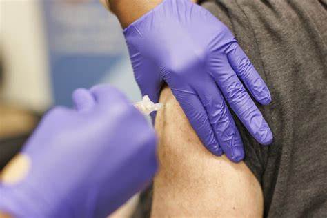 随着联邦政府COVID疫苗政策的重大调整,加州选择脱离传统联邦疫苗指导体系,建立独立的疫苗接种策略。该变动反映出疫苗政策领域的分裂及地方政府对科学与公共卫生的重新评估。本文深入分析加州与华盛顿在COVID疫苗指导上的矛盾,探讨该情形对公共健康的影响及未来可能走向。
