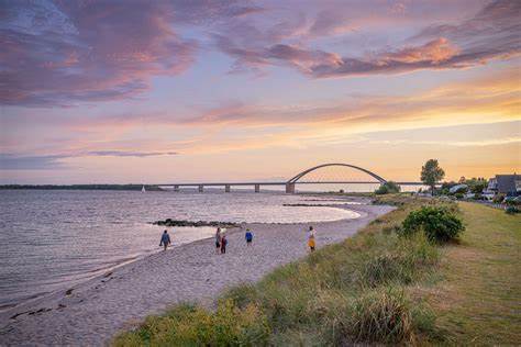 费马恩岛位于德国波罗的海,是一处集自然美景、丰富文化和多样娱乐于一体的绝佳旅游胜地。无论是壮观的灯塔、美丽的海岸线,还是别具特色的博物馆和休闲活动,都为游客呈现出独一无二的体验。了解费马恩岛的主要景点和旅游资源,为您的下一次旅行提供全方位的参考。
