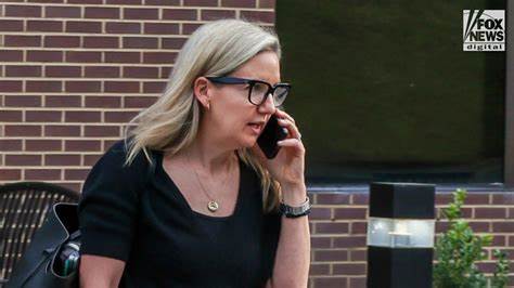 Cracker Barrel近期财报电话会议上,首席执行官Masino坦言公司低估了顾客对其标志性乡村风格的深厚情感联系,这一发现对品牌未来发展具有重要意义,也揭示了品牌文化与消费者情感连接的重要性。
