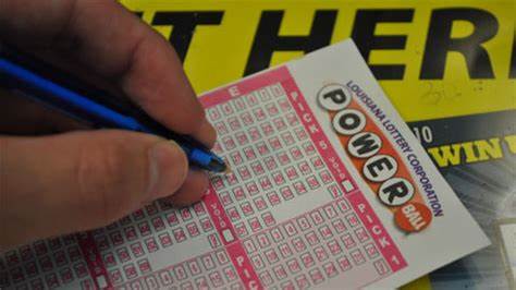 位于新奥尔良的Saba Food Mart售出了一张Powerball中等级别的彩票,让本地一位彩民获得5万美元奖金。文章详解中奖背景、兑奖流程、税务与理财建议,以及对售票商家的影响和负责任购彩的提醒。
