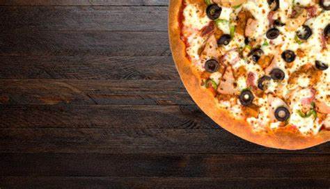 吉达作为沙特阿拉伯重要的美食之都,拥有丰富多样的披萨选择,从经典意大利风味到现代创新口味,满足不同食客的需求。本文深入介绍四家备受推崇的吉达披萨餐厅,帮助你轻松发现当地的美食宝藏。
