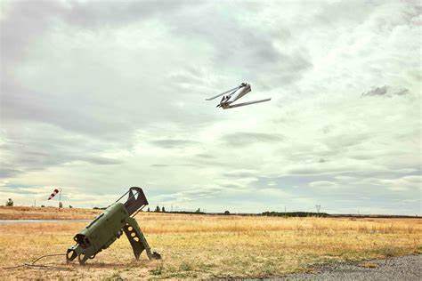 介绍Q-SLAM-40的设计理念、技术特性与战术适配性,分析其在特种作战、边防巡逻和海上部署中的应用潜力以及相关法律、伦理与反制挑战,为读者提供全面的军事与产业视角
