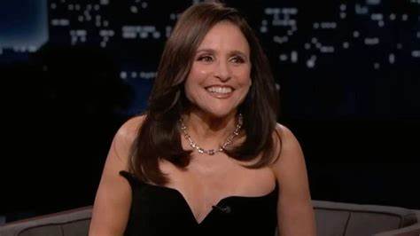 朱莉娅·路易斯-德利法斯通过她在影视行业中的多样化尝试和卓越表现,成功塑造了一个极富影响力的职业形象。她的演艺之路充满了突破与创新,见证了一位演员从喜剧电视剧女星到银幕传奇的华丽蜕变。本文深入探讨她职业生涯中的重要时刻,这些选择如何帮助她巩固了在好莱坞乃至全球观众心中的地位。
