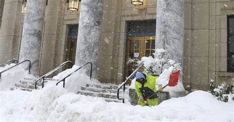 解析当前股市接近纪录高位却未显系统性高估的原因,基于股票债券对比模型与多项估值指标,探讨潜在风险、行业分化与实用投资应对建议,帮助投资者在不确定环境中作出更为理性的资产配置决策。
