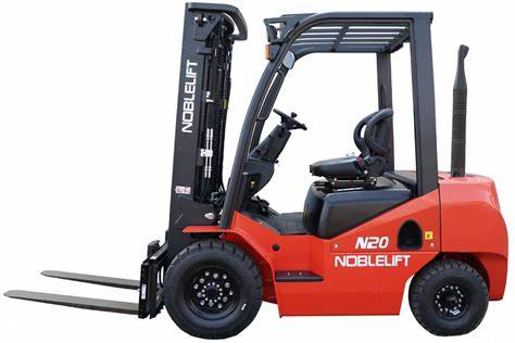 深入介紹Noblelift(由Novamach Italia代理)電動叉車的技術特點、主要型號、適用場景、鋰電與鉛酸電池比較、節能成本與維護要點,幫助企業在倉儲物流搬運選型與長期運行管理上做出明智決策。
