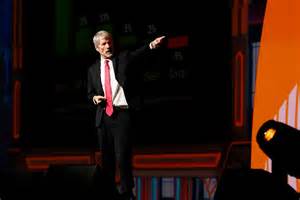 随着标普500指数最新重组,知名比特币持有企业MicroStrategy未能进入标普500名单,而在线券商Robinhood却意外获准加入,成为加密货币领域内备受关注的最新重要成员。这一变化不仅折射出加密资产行业的动态,也对投资者和市场产生深远影响。本文深入探讨MicroStrategy的失落、Robinhood的破局以及加密企业在美国主流股市地位的演变。
