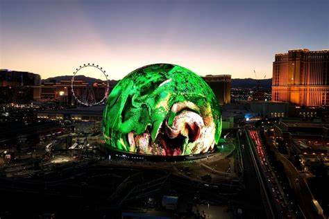 Sphere Entertainment通过改编经典电影《绿野仙踪》实现票房收入65亿美元,推动公司业绩显著增长,其未来多元化影视改编项目是否能持续提振股价,引发市场高度关注。
