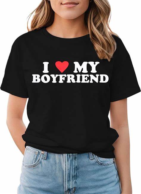 随着时尚潮流的发展,情侣装已成为表达爱意和个性的重要方式。BF XXL衬衫与"I Love My BF"和"I Love My GF"系列T恤因其独特设计与文化内涵,深受年轻情侣的喜爱。本文深入探讨这一时尚趋势的起源、设计特色及搭配技巧,助你轻松驾驭情侣装潮流,展现甜蜜与时尚并存的个人魅力。
