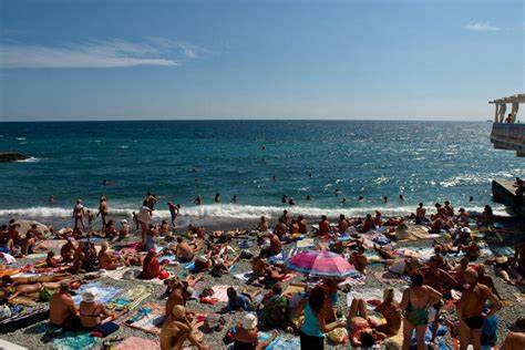 揭示全球最大化石燃料公司排放的碳污染如何直接导致多起致命热浪事件,深入探讨气候变化的科学依据、法律责任和社会影响,推动环保责任落实与气候行动加速。
