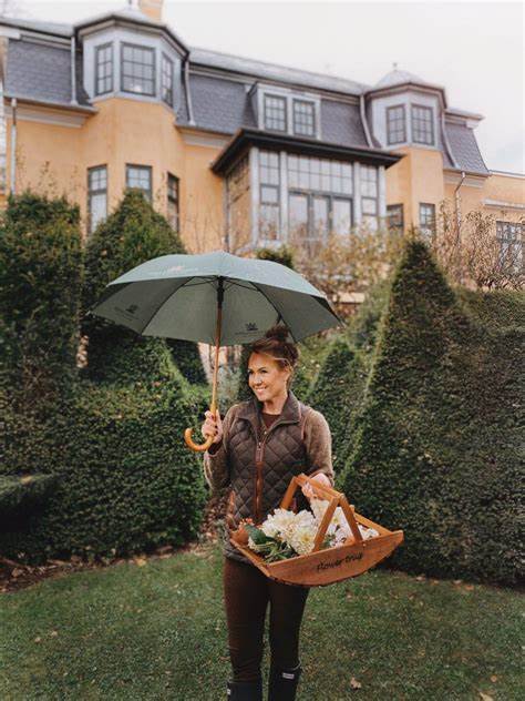 深入了解Christina Greve,跨界于生活方式摄影、造型设计及个人指导领域的艺术家,通过她独特的视角捕捉生活的美学,激发创意灵感与专业成长。
