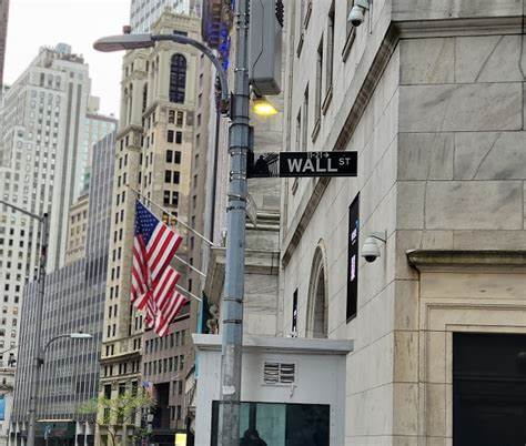 解读UBS分析师对英伟达与OpenAI合作、估算约4000亿美元潜在营收及2030年3-4万亿美元总可寻址市场(TAM)路径的逻辑、驱动因素与潜在风险,为投资者提供多维度参考
